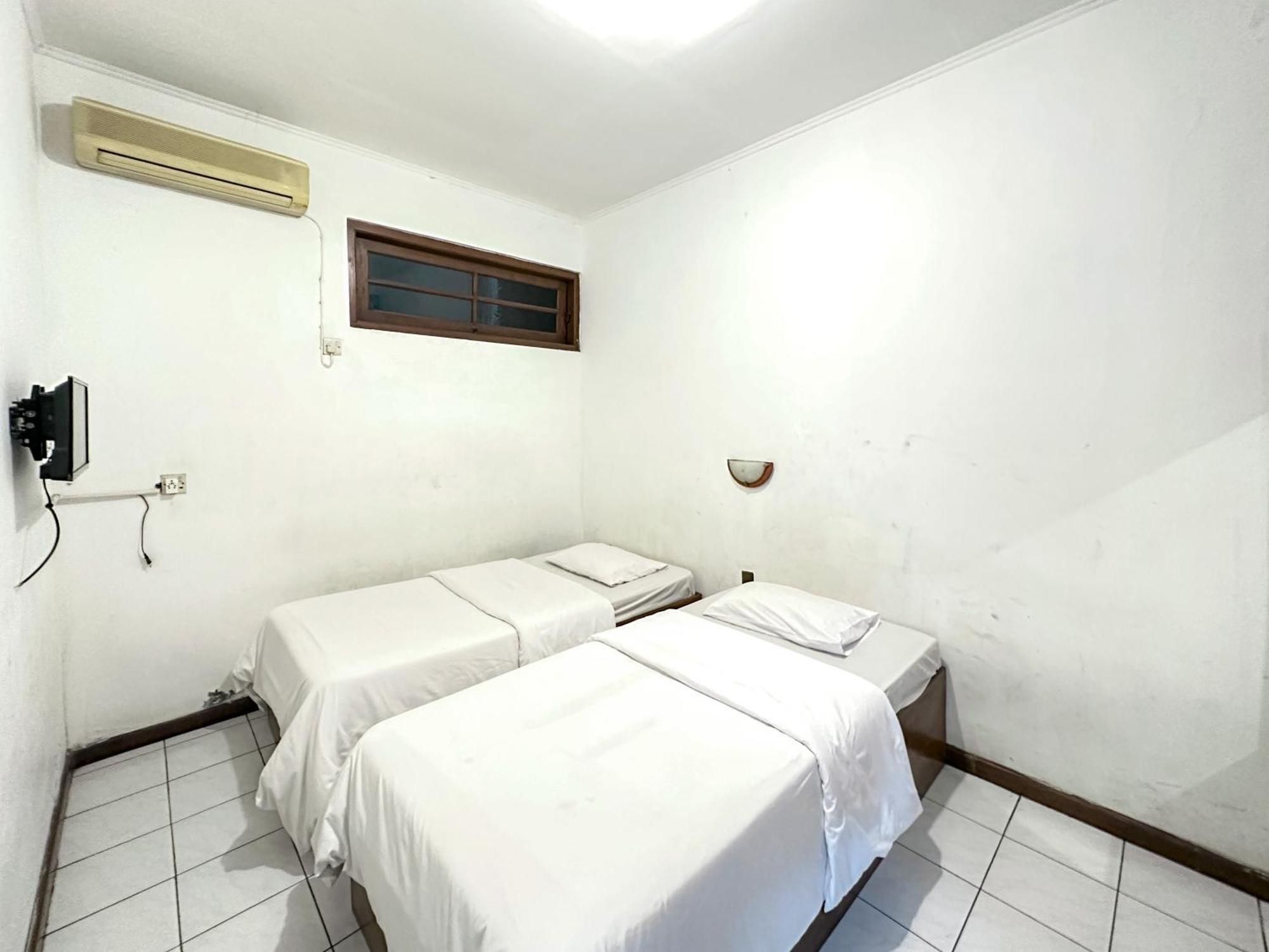 Hotel Dewi Sri Redpartner Джокякарта Екстериор снимка