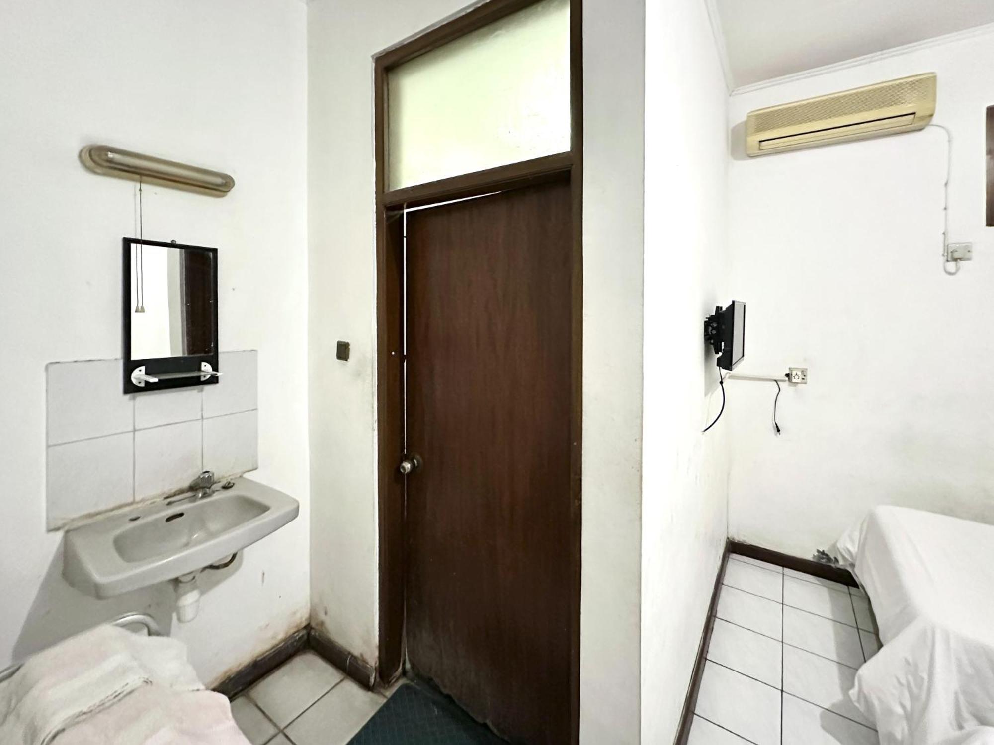 Hotel Dewi Sri Redpartner Джокякарта Екстериор снимка