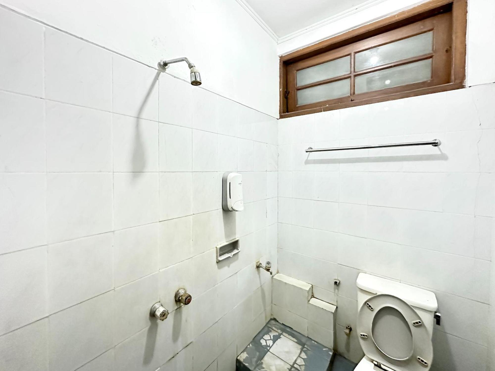 Hotel Dewi Sri Redpartner Джокякарта Екстериор снимка