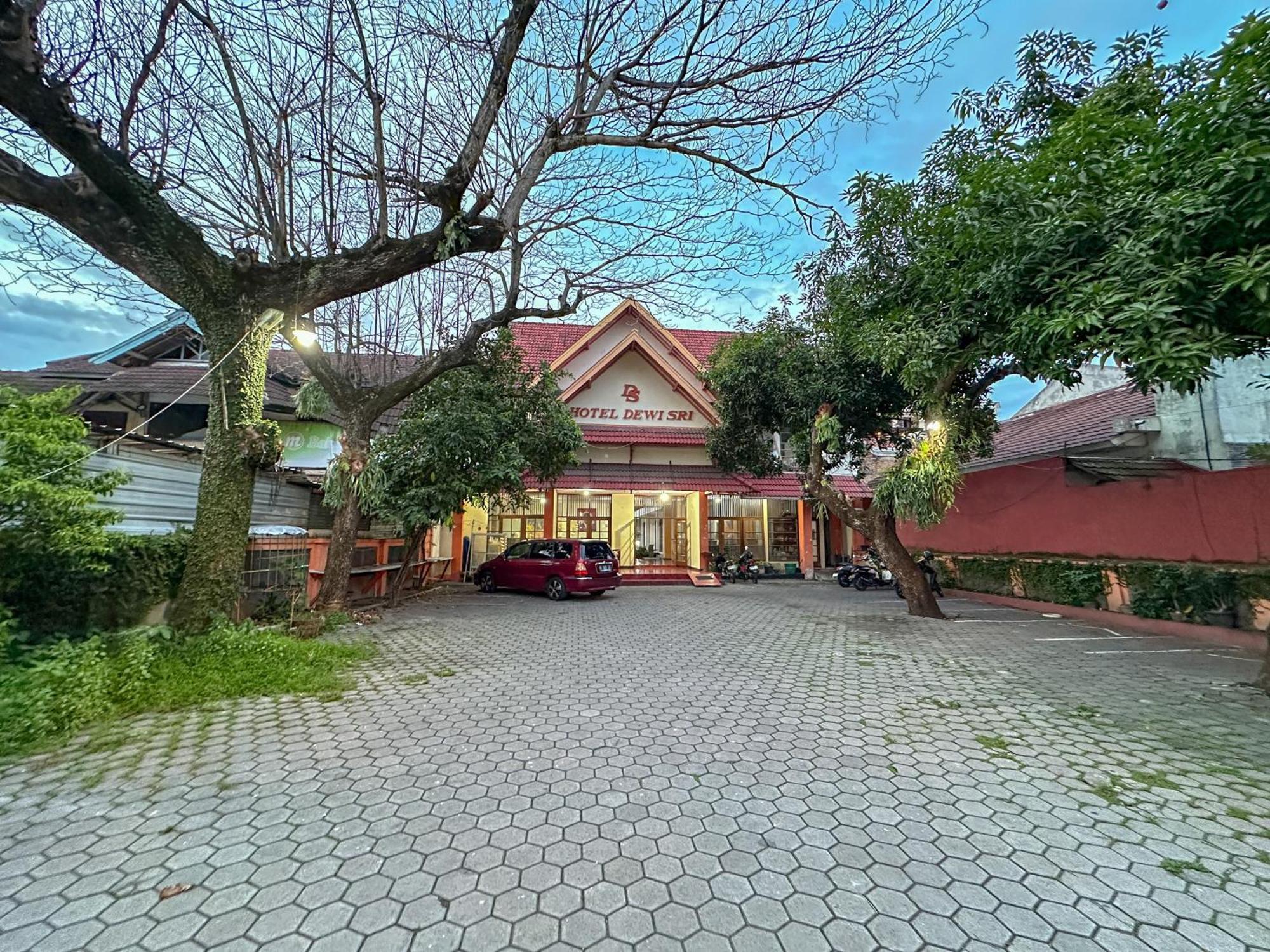 Hotel Dewi Sri Redpartner Джокякарта Екстериор снимка