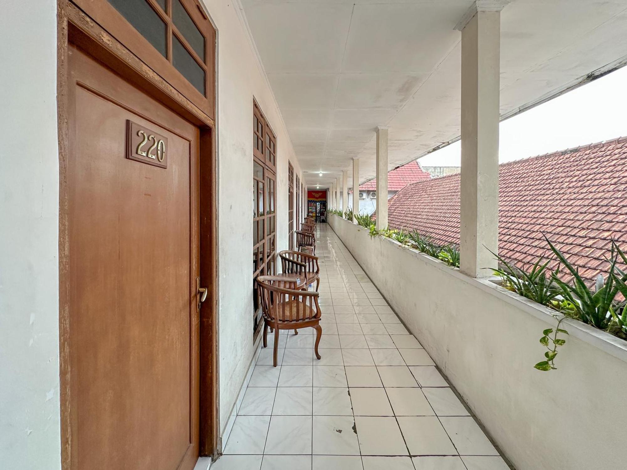 Hotel Dewi Sri Redpartner Джокякарта Екстериор снимка