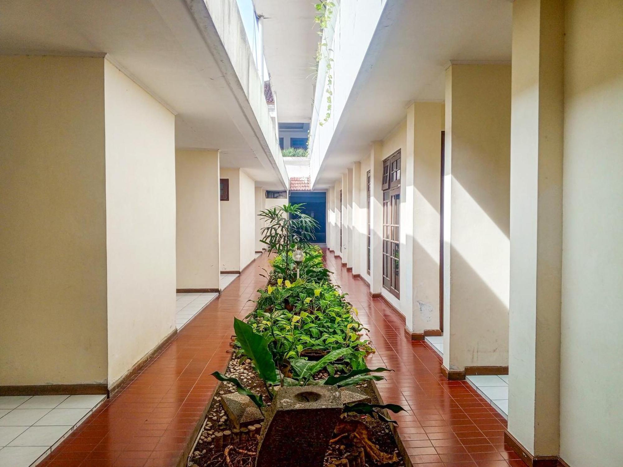 Hotel Dewi Sri Redpartner Джокякарта Екстериор снимка