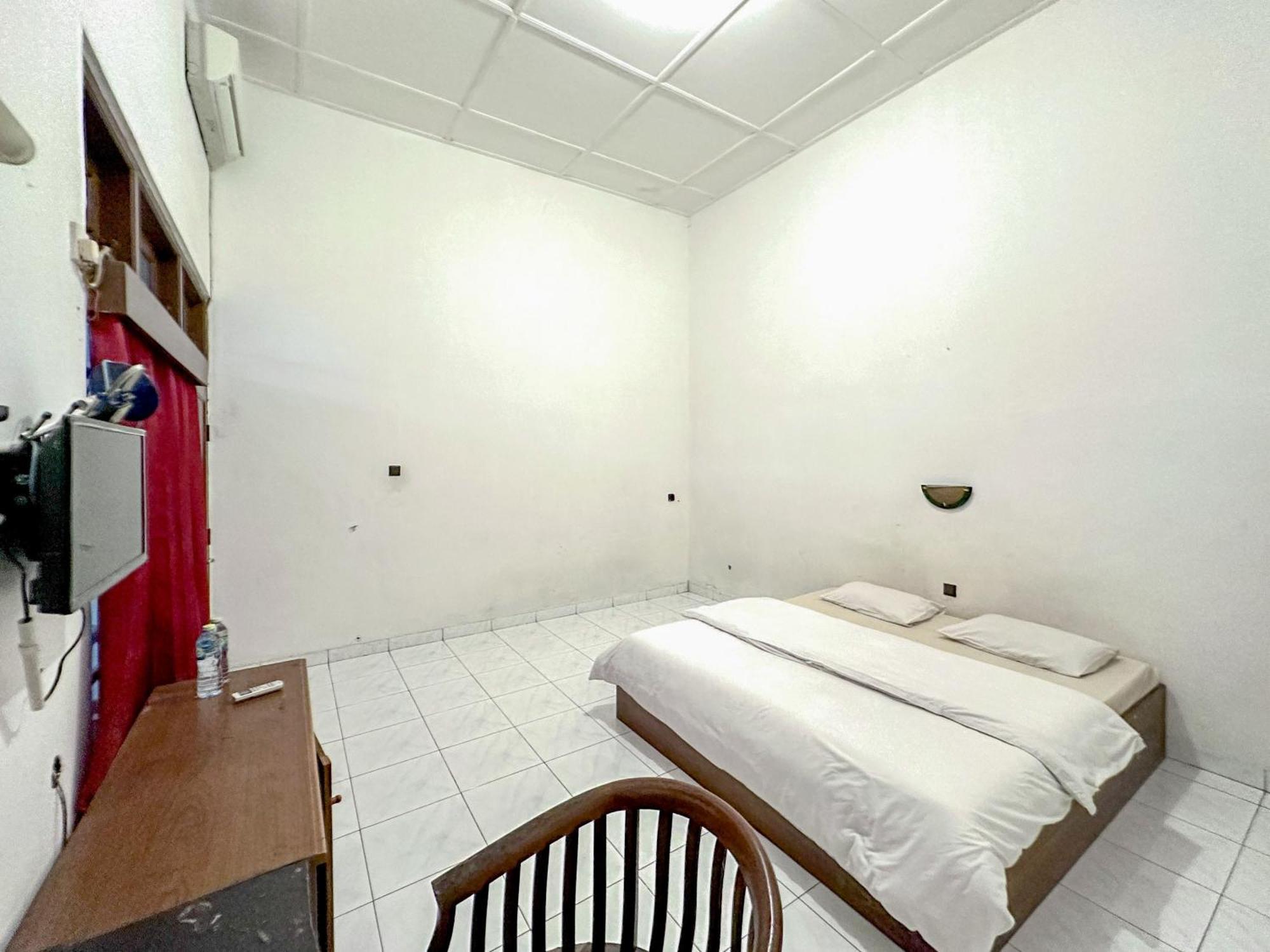 Hotel Dewi Sri Redpartner Джокякарта Екстериор снимка