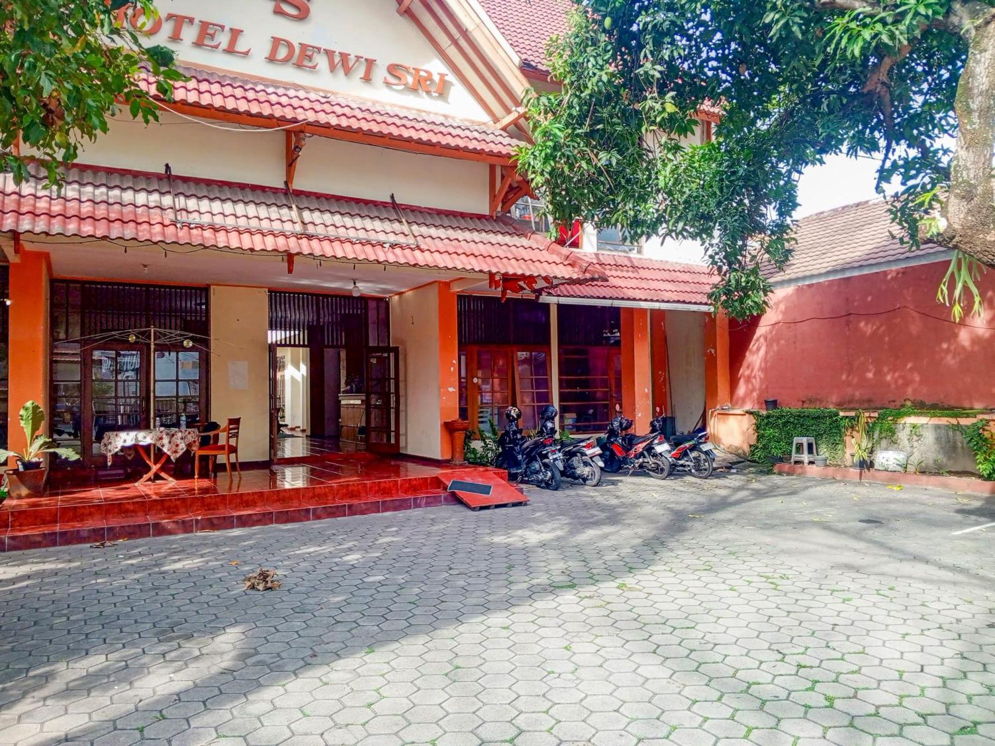 Hotel Dewi Sri Redpartner Джокякарта Екстериор снимка