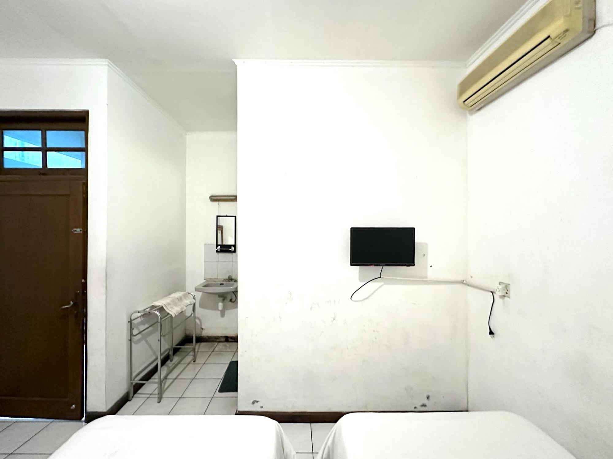 Hotel Dewi Sri Redpartner Джокякарта Екстериор снимка