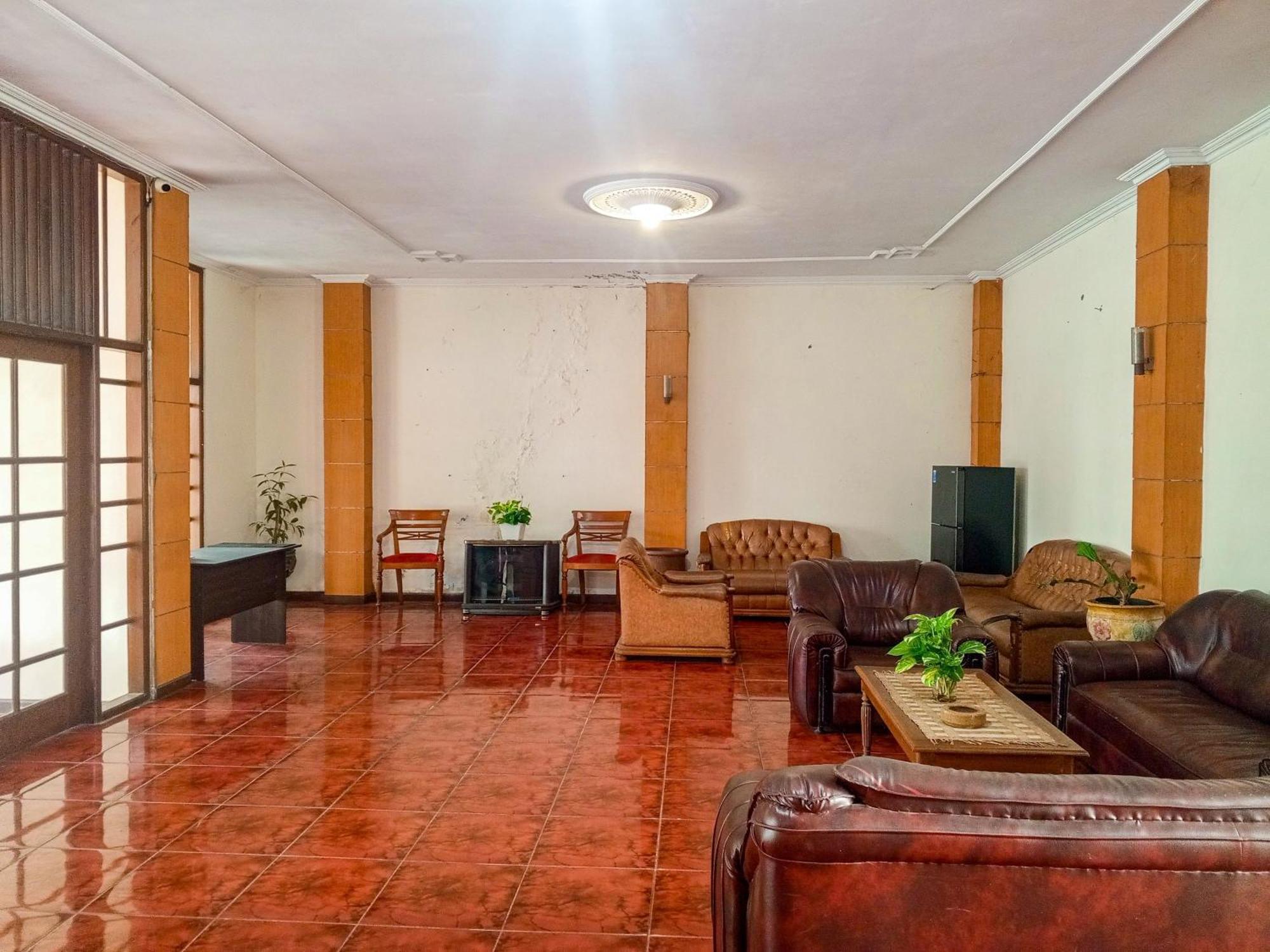 Hotel Dewi Sri Redpartner Джокякарта Екстериор снимка
