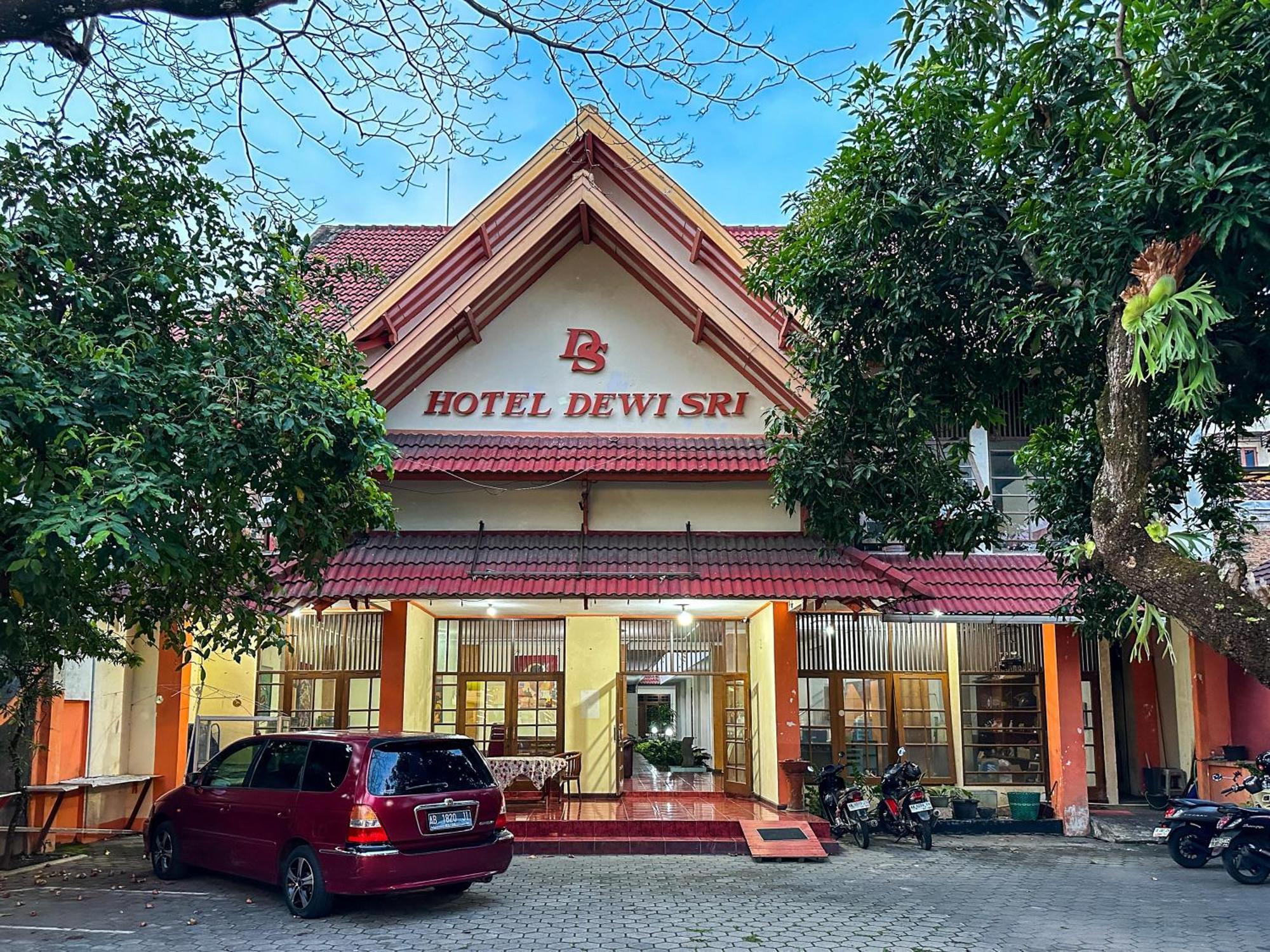 Hotel Dewi Sri Redpartner Джокякарта Екстериор снимка