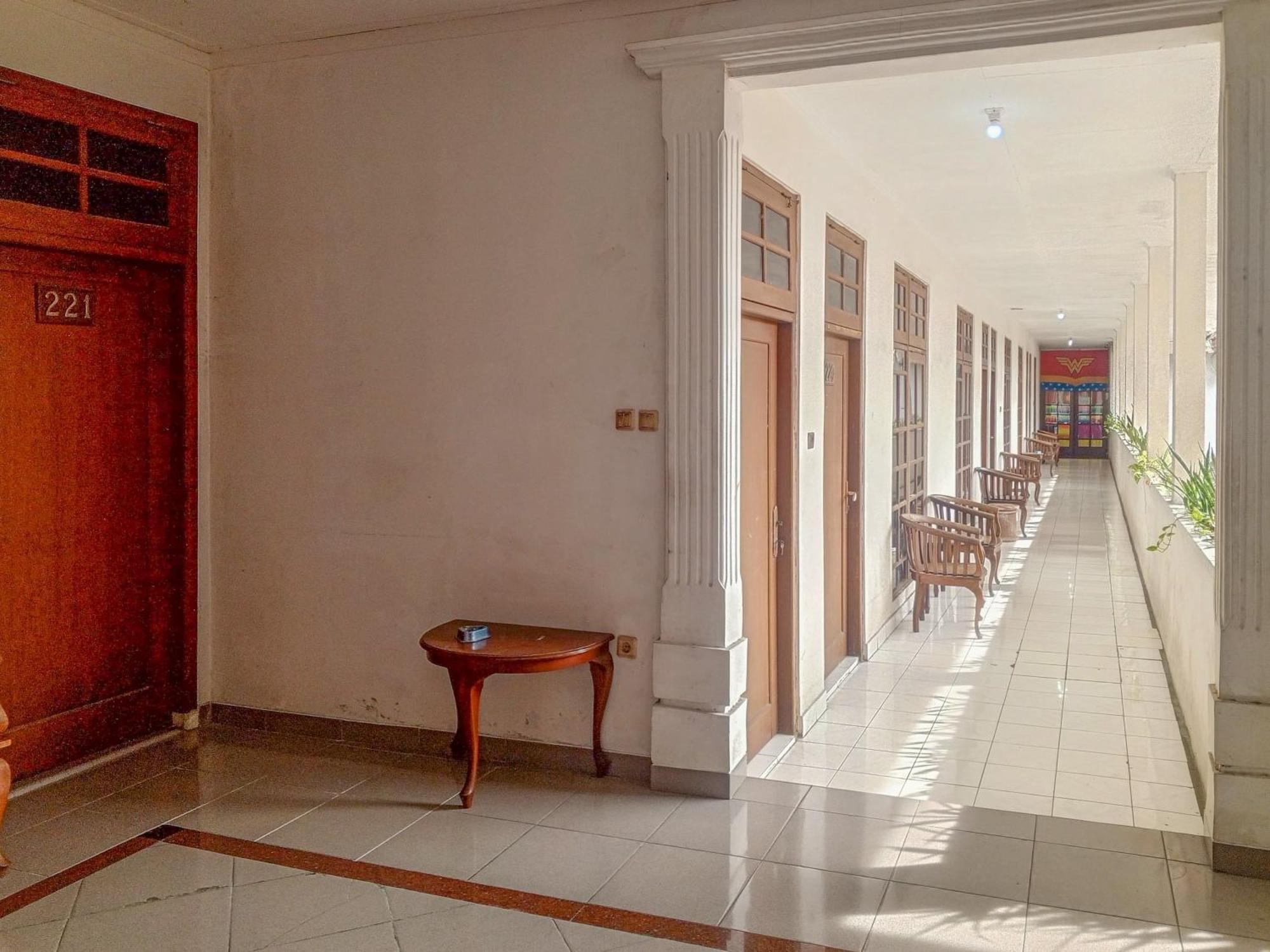 Hotel Dewi Sri Redpartner Джокякарта Екстериор снимка