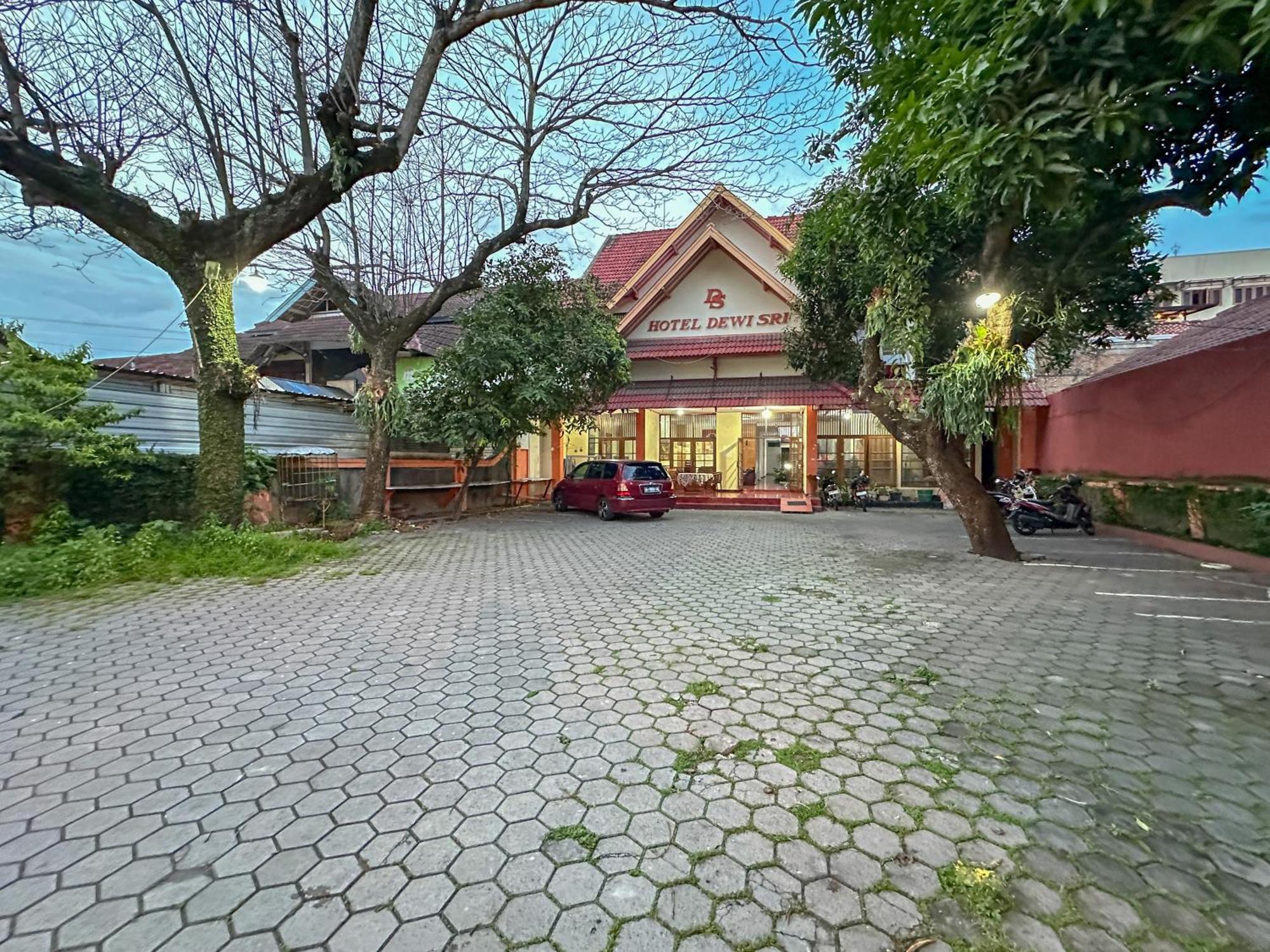Hotel Dewi Sri Redpartner Джокякарта Екстериор снимка