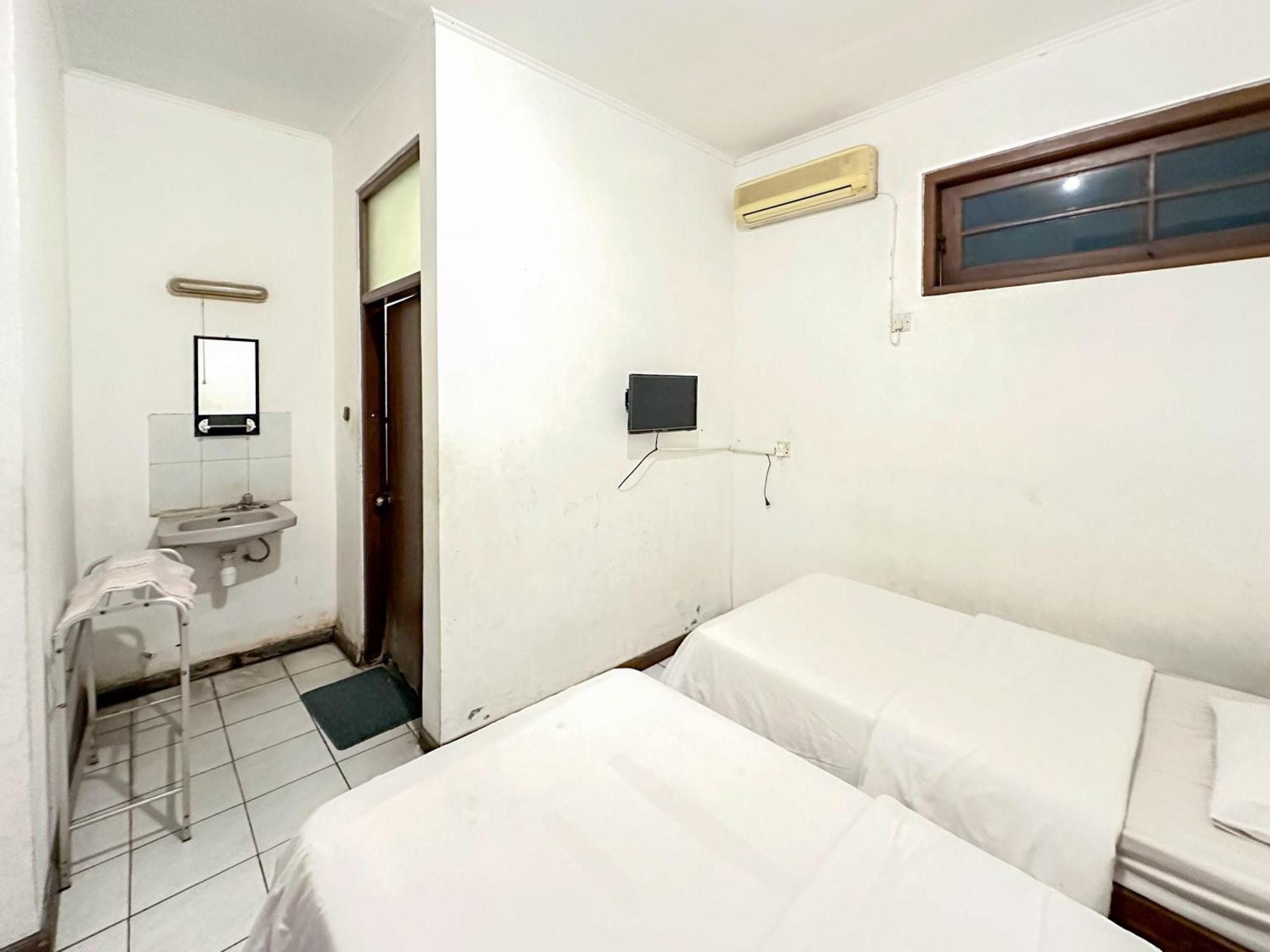 Hotel Dewi Sri Redpartner Джокякарта Екстериор снимка