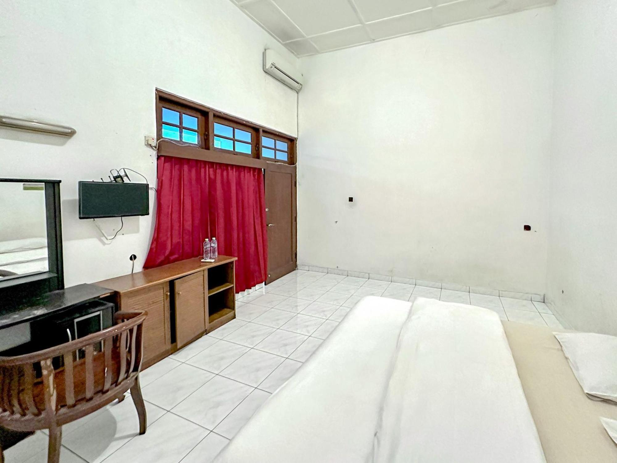 Hotel Dewi Sri Redpartner Джокякарта Екстериор снимка