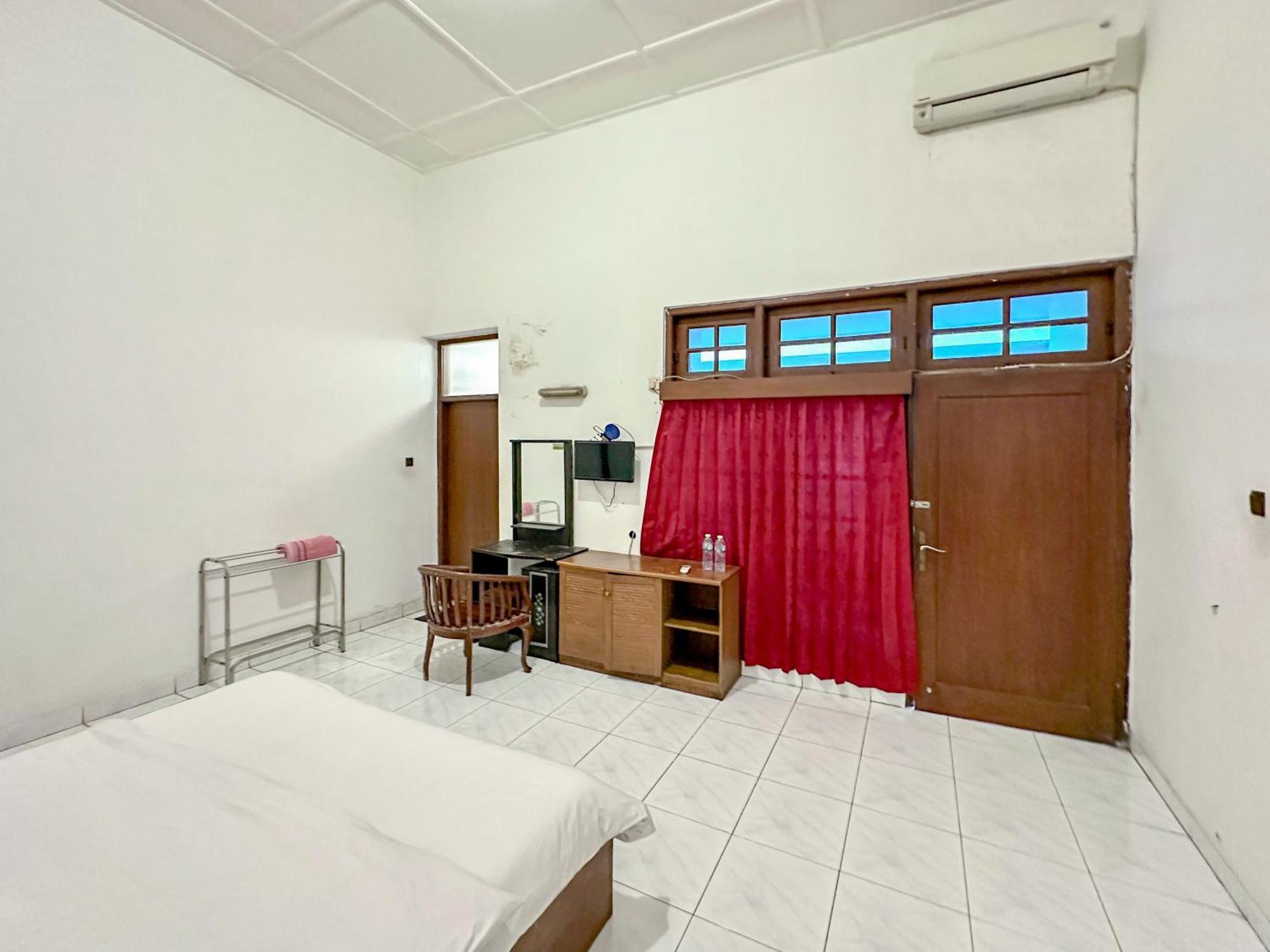 Hotel Dewi Sri Redpartner Джокякарта Екстериор снимка
