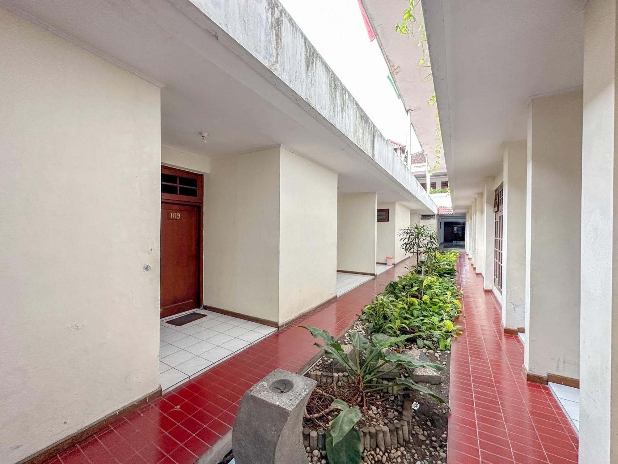 Hotel Dewi Sri Redpartner Джокякарта Екстериор снимка