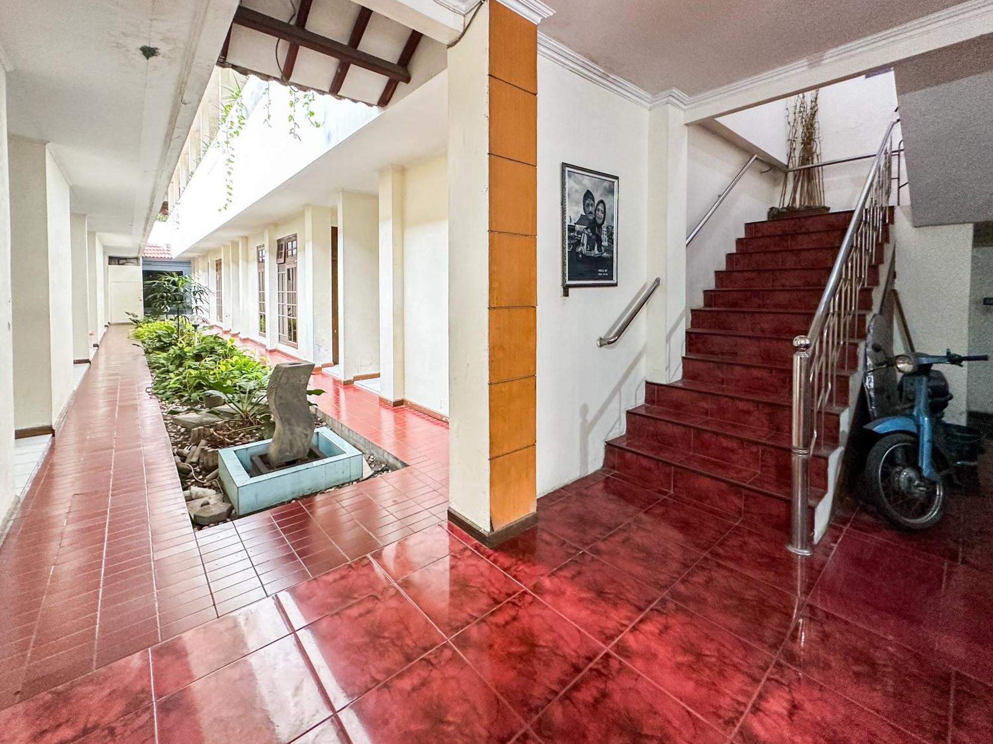 Hotel Dewi Sri Redpartner Джокякарта Екстериор снимка