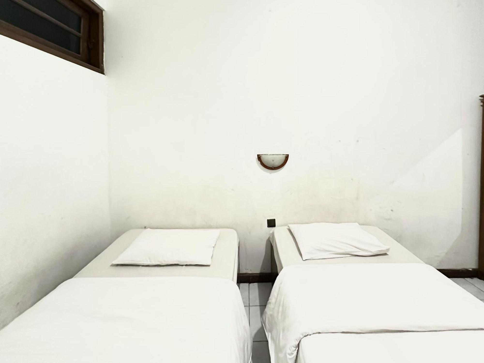 Hotel Dewi Sri Redpartner Джокякарта Екстериор снимка