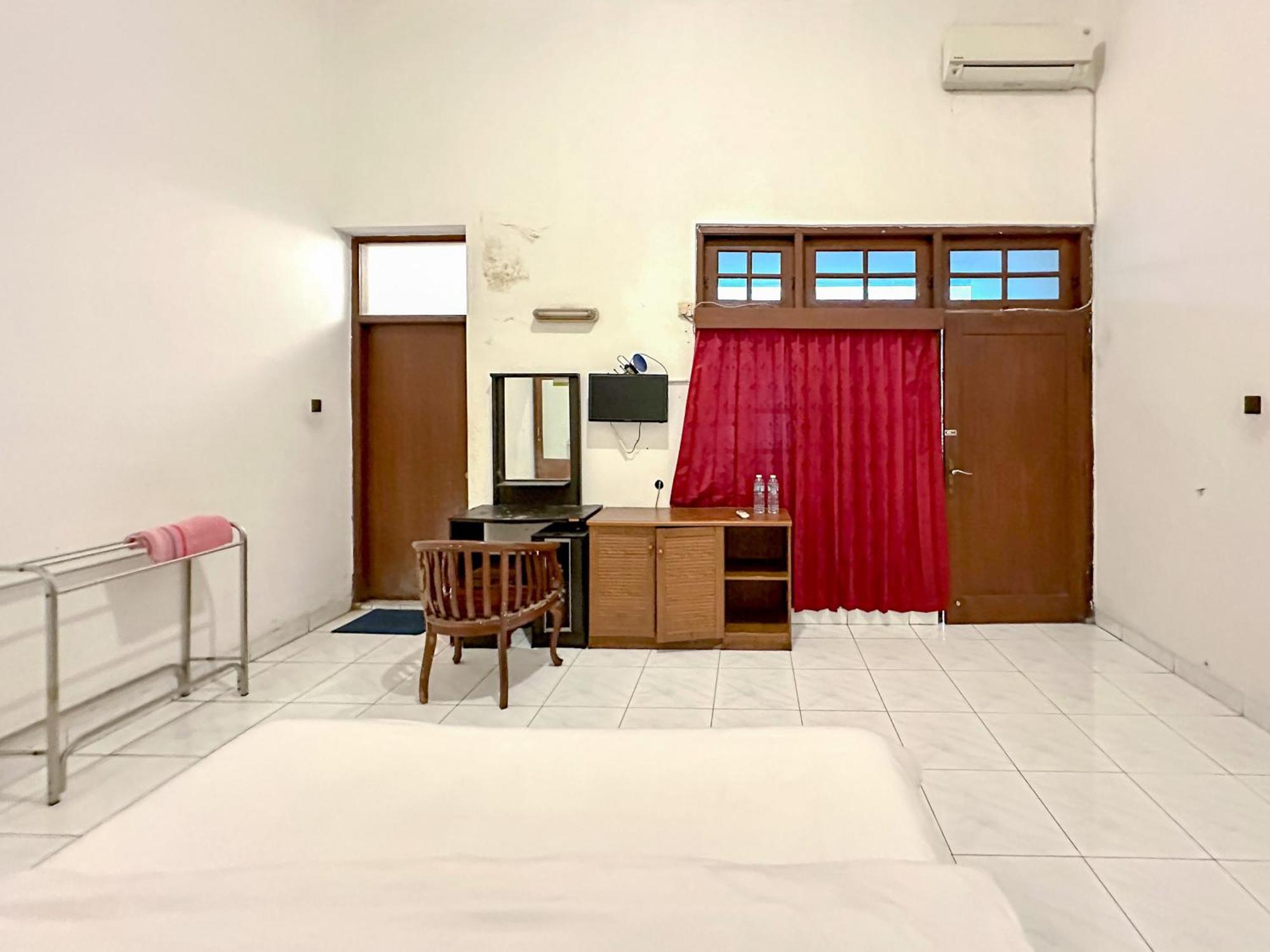 Hotel Dewi Sri Redpartner Джокякарта Екстериор снимка