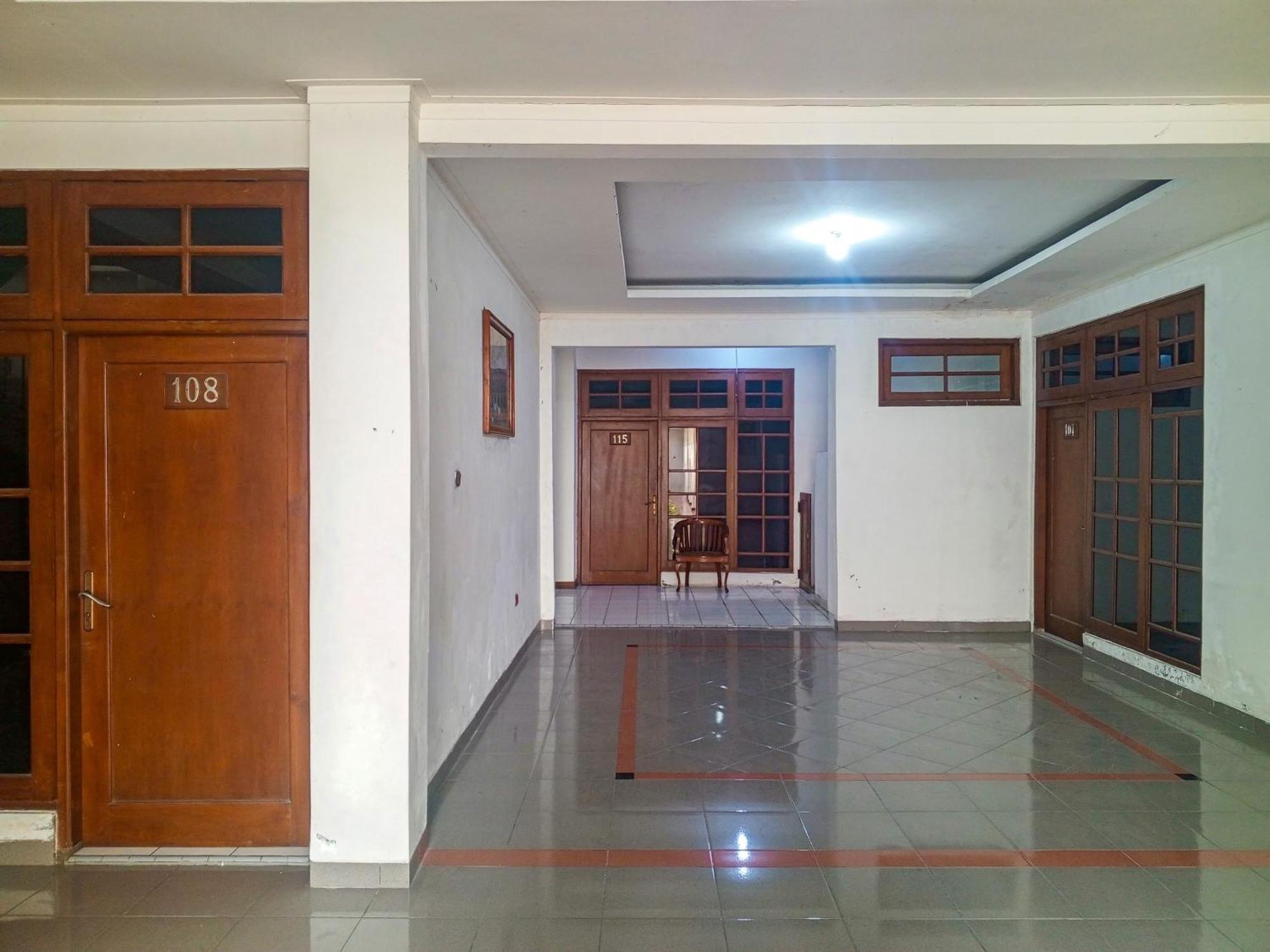 Hotel Dewi Sri Redpartner Джокякарта Екстериор снимка