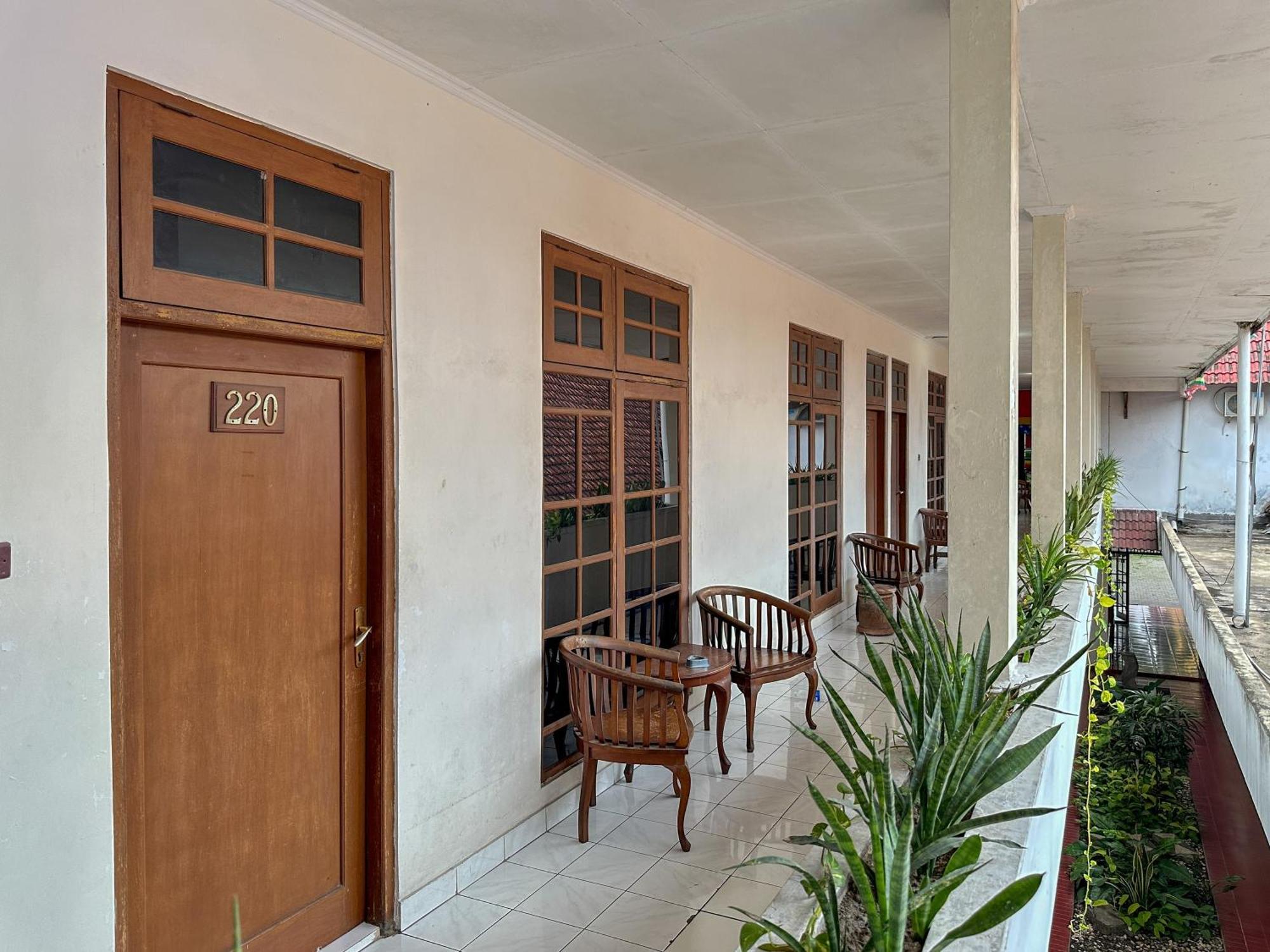 Hotel Dewi Sri Redpartner Джокякарта Екстериор снимка
